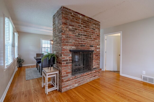 Building Photo - 305 Edgewood Ave