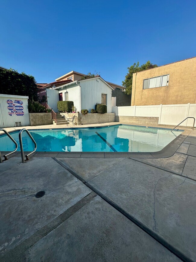 Building Photo - 537 Evergreen St