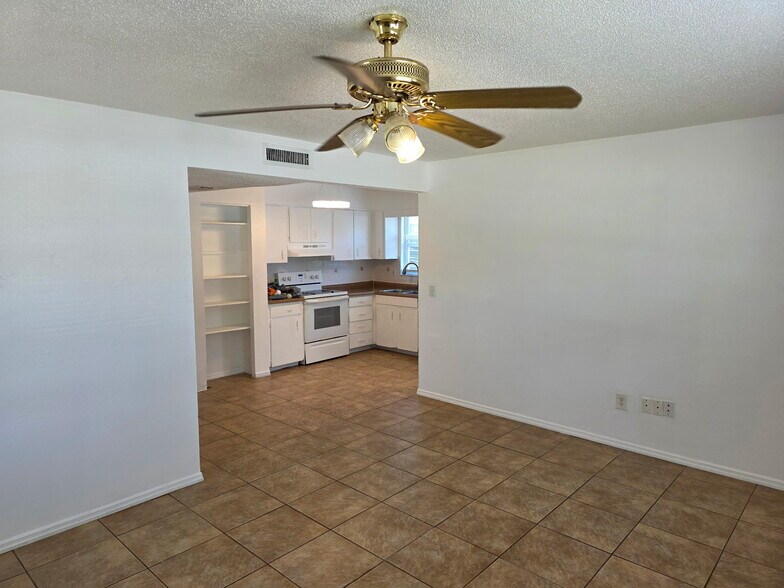 Building Photo - 3004 Oaklawn Ave