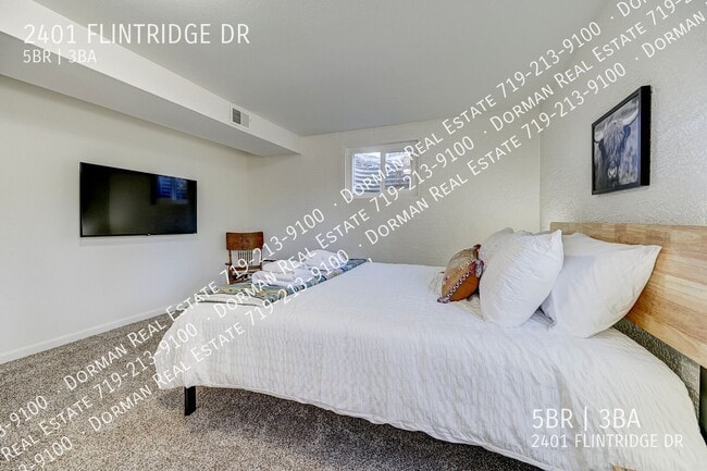 Building Photo - 2401 Flintridge Dr