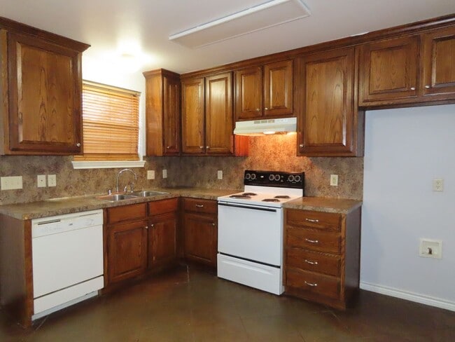 Building Photo - Whitehouse ISD -3 Bedroom, 2 Bath Duplex