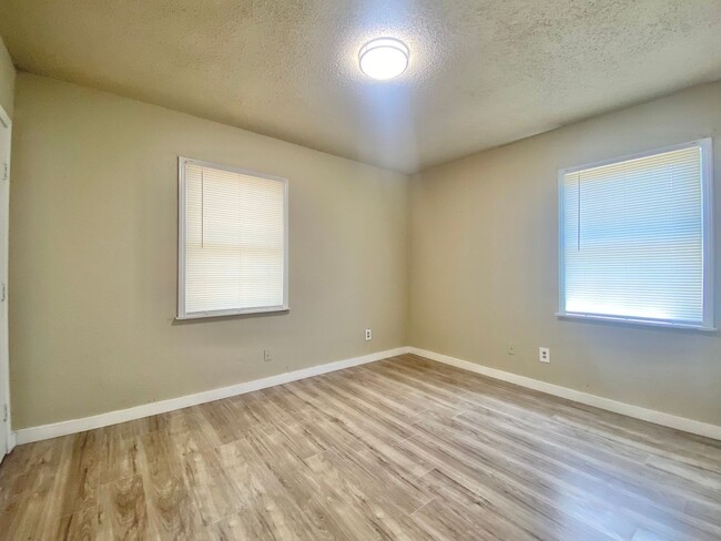 Building Photo - Newly renovated 3 bed 1 bath now available...