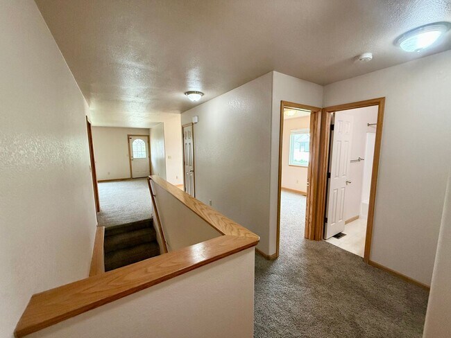 Building Photo - Ranch Style Home Located on Dead-End Street, Easy Access to I-25