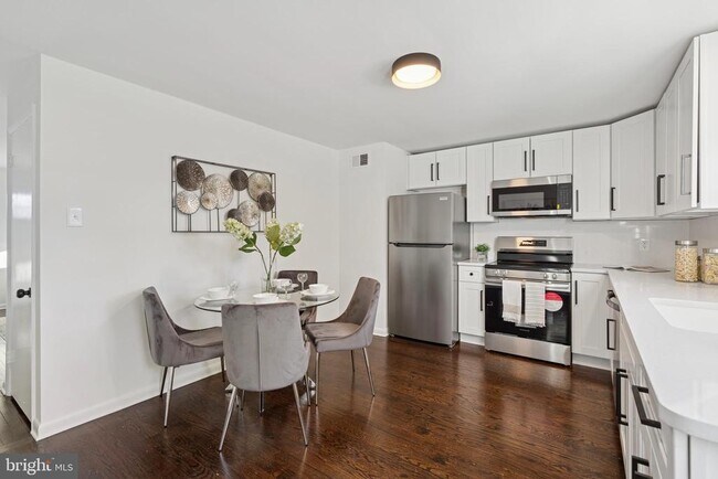 Building Photo - 303 Lemon St