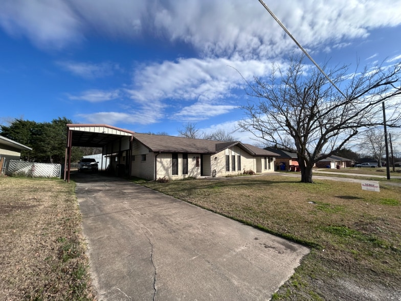 Building Photo - 902 Walnut St