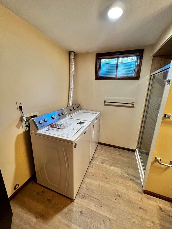 Building Photo - Beautiful 4 Bed, 2 Bath House in South Fort Collins! Avail. June 10th!