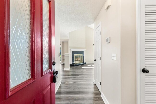 Building Photo - Charming Waterfront Home in Southside
