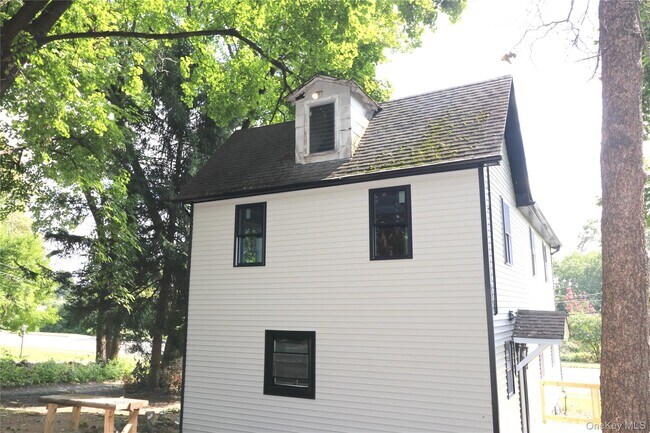 Building Photo - 375 NY-304