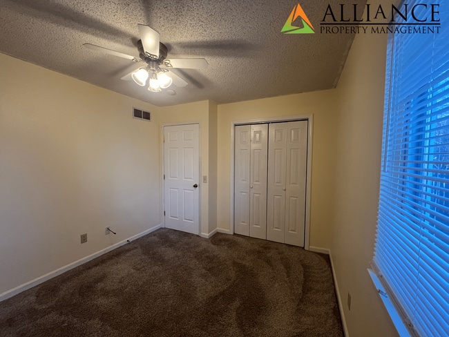 Building Photo - Spacious Rooms & Close to Downtown