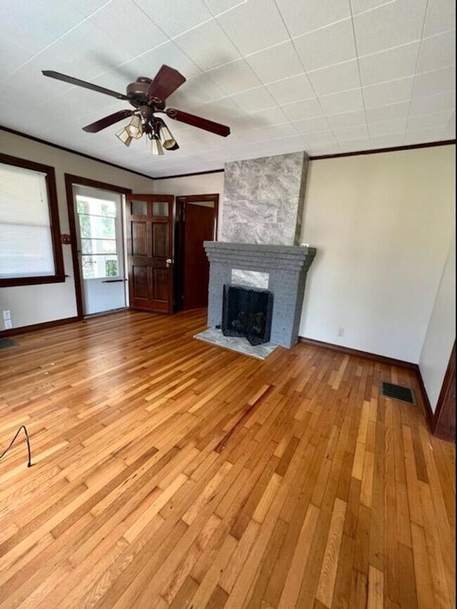 Building Photo - West Asheville Rental