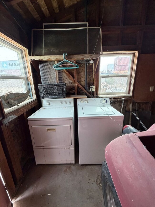 Building Photo - Charming and spacious Needles home