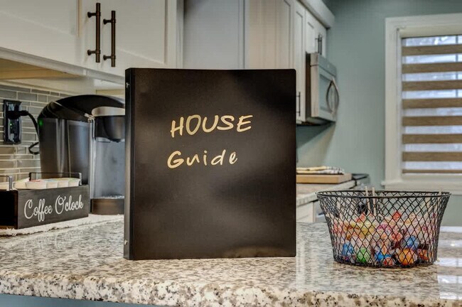 Building Photo - 3855 Grosvenor Rd