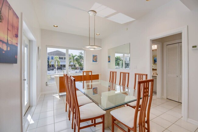 Building Photo - 8 Floral Ave