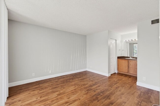 Building Photo - ONE BEDROOM ONE BATHROOM!! WATERFRONT COMMUNITY!