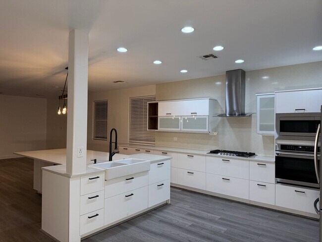 Building Photo - 42502 W Somerset Dr