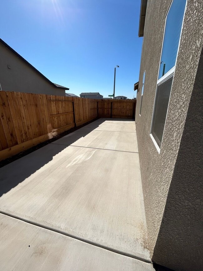 Building Photo - Beautiful Newer 4 Bedroom Home in Aspen-Sequoia Trails with Solar!