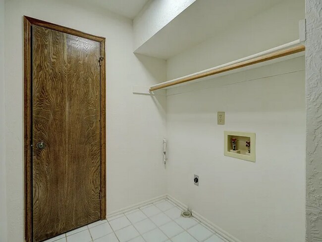 Building Photo - Beautiful 3bed/3bath Townhome Available in Westside Norman!!