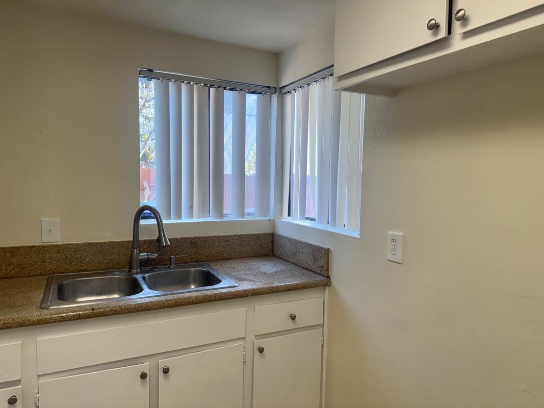 Building Photo - 831 N San Antonio Ave