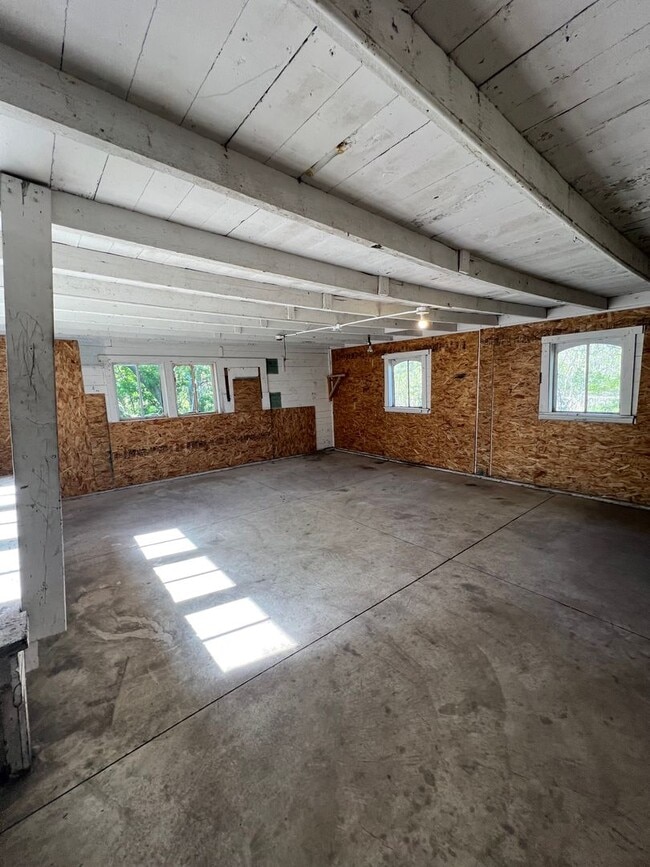 Building Photo - Spacious 4 Bedroom Home - Graafschap