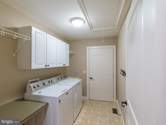 Building Photo - 2616 Greenport Dr