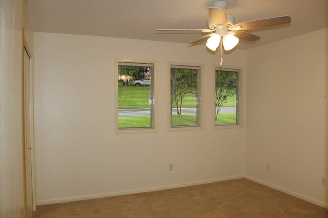 Building Photo - 3 BEDROOM, NORTH BELTON