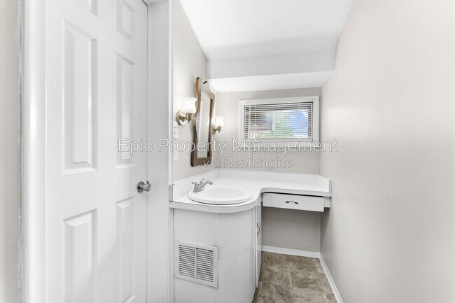 Building Photo - 812 Riverbank St