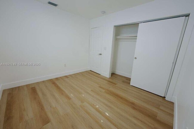 Building Photo - 11316 Peachtree Dr