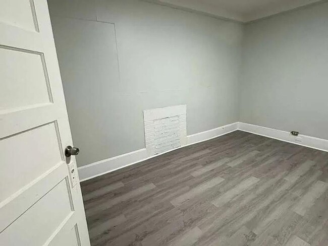 Building Photo - Renovated 3BR Home, participating in section 8!