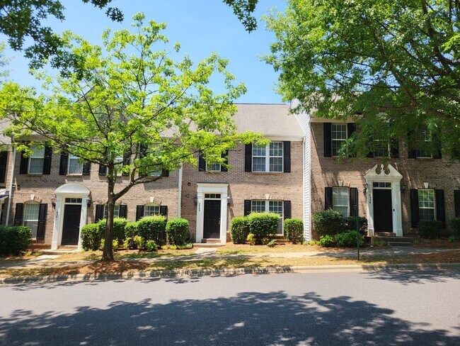 Building Photo - 3 bedroom townhome in Cornelius