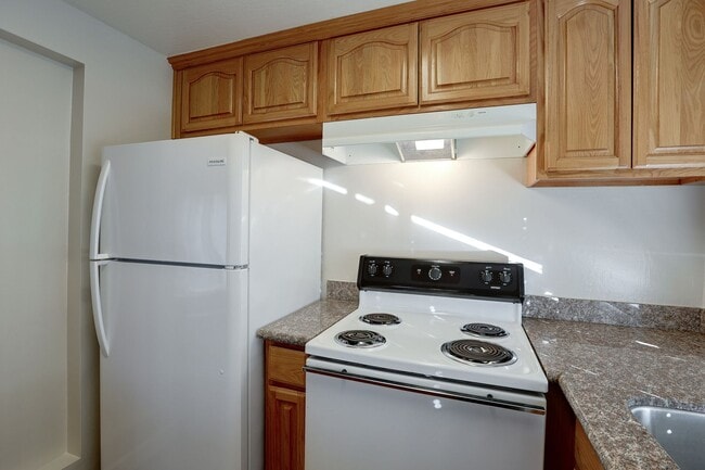 Building Photo - End Unit 2 Bed, 2 Bath Townhouse with Atta...