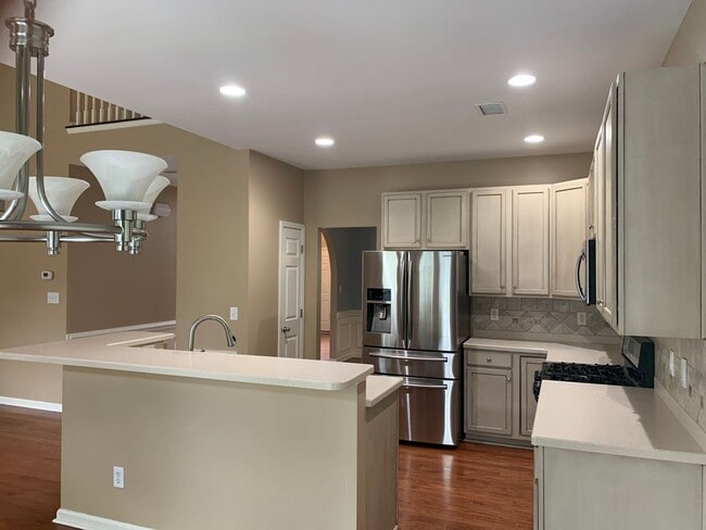 Building Photo - Move-in Ready 5 bedroom, 3.5 bath house lo...