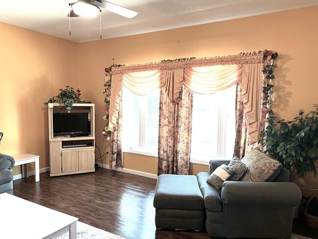 Building Photo - Furnished 2 Bedroom, 2 Bath, 2nd Floor Con...