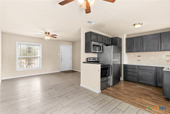 Building Photo - 602 W Kern Rd
