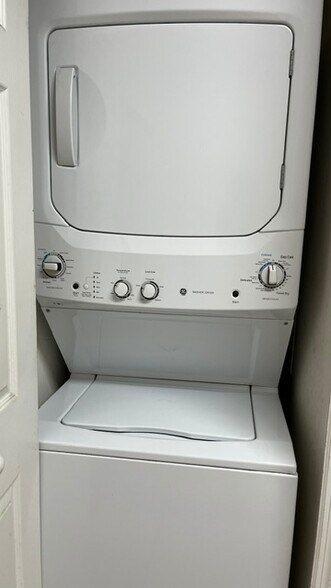 in unit washer/dryer - 1300 SE 31st Ct