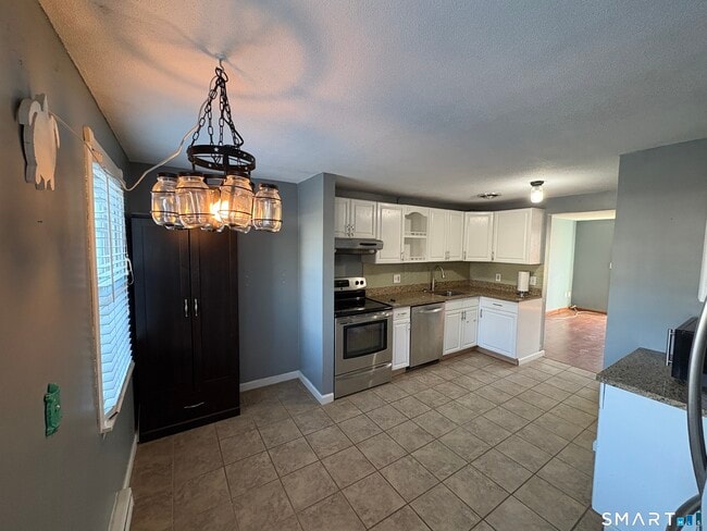 Building Photo - 13 Lakeside Dr