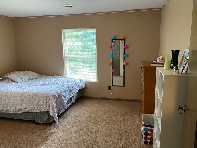 Building Photo - 818 Bluemont Ave