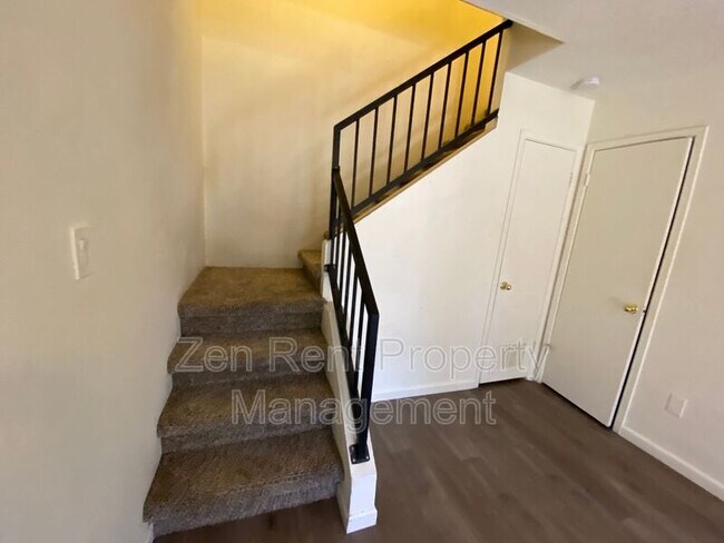 Building Photo - 286 W Palomino Dr