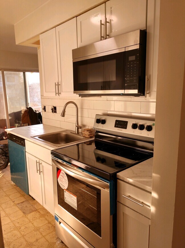 Primary Photo - 10 Tuttle St