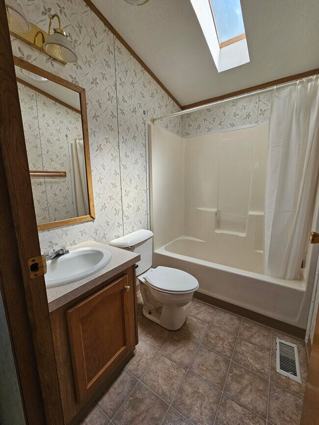 Building Photo - 6 Pine Cir