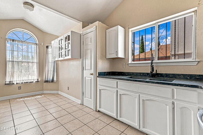 Building Photo - 4645 Loma De Plata Dr