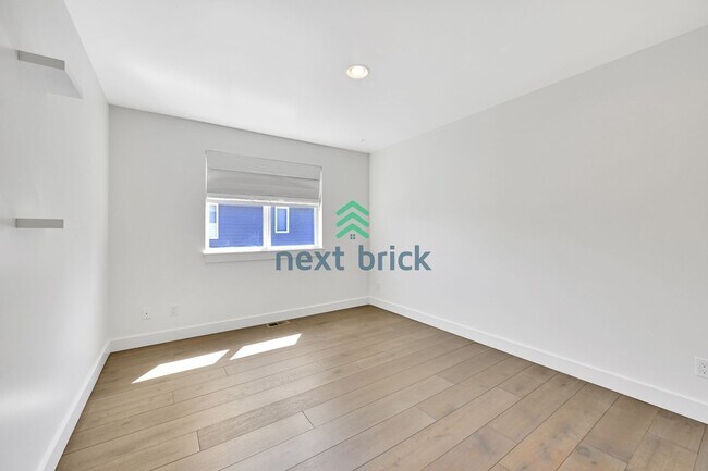Building Photo - 4 BED & 2.5 BATH FOR RENT