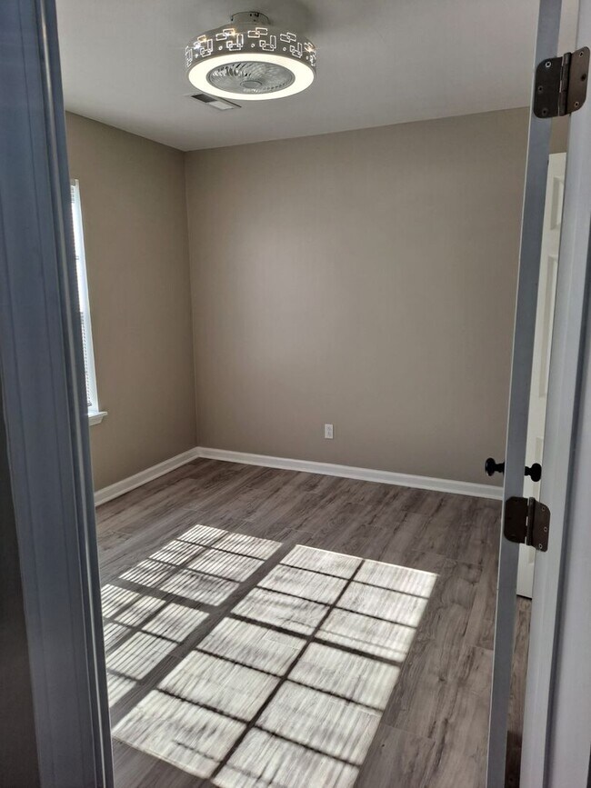 Building Photo - 2 bedroom 2 bath condo $1,150.00 water included