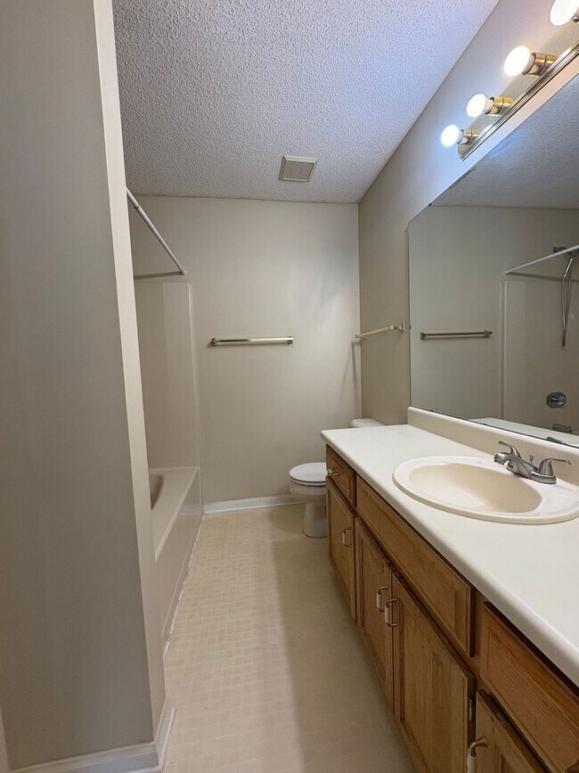 Building Photo - 3102 Achey Dr