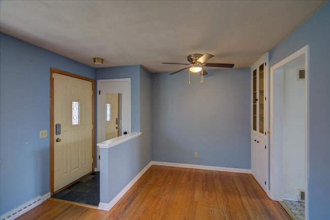 Building Photo - 714 N Meadow Ln