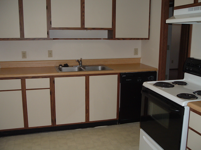 two_kitchen.jpg - CEDARGATE APARTMENTS