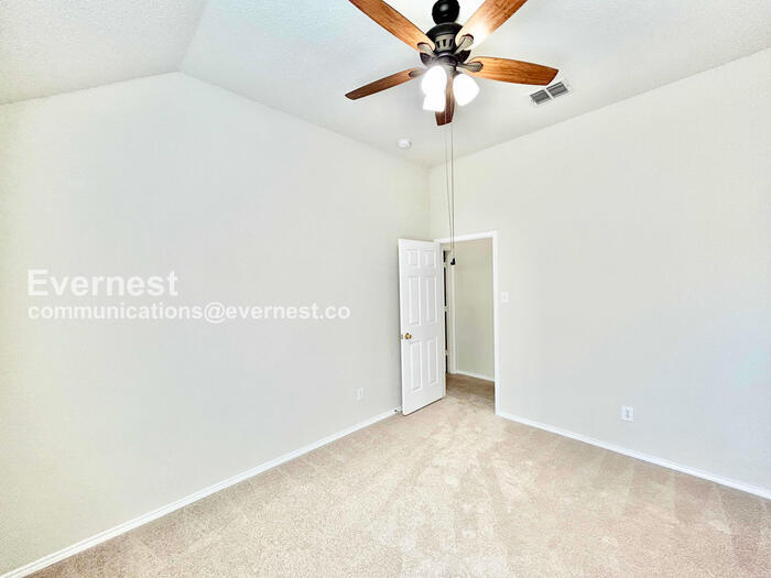 Building Photo - 233 Wagon Wheel Dr