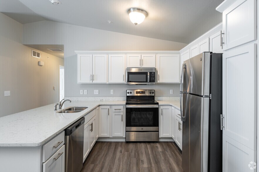 ROSEWOOD COMMONS N170 W21970 Rosewood Ln Jackson WI 53037 Apartment