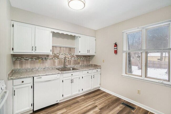 Building Photo - Unique Upper Floor Two Bedroom Flat $1099