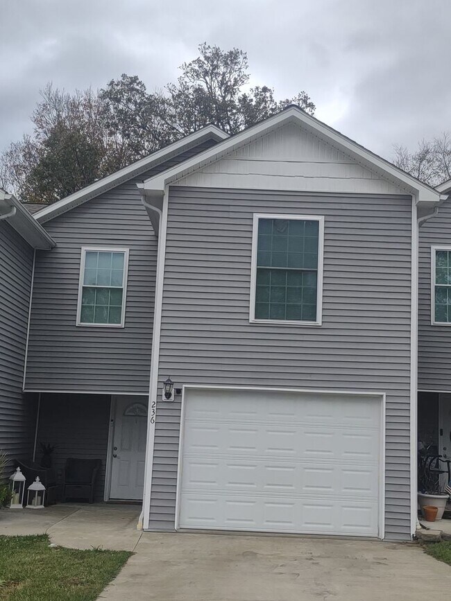 Building Photo - Center Duplex 2 Bed 1.5 Bath Benton KY