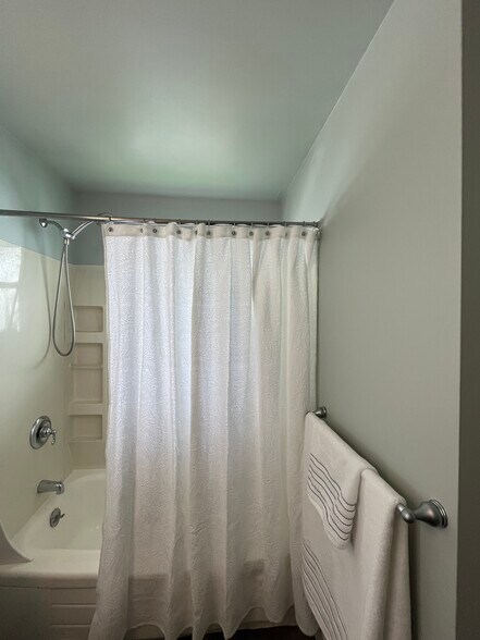 Tub/Shower - 723 K St SE